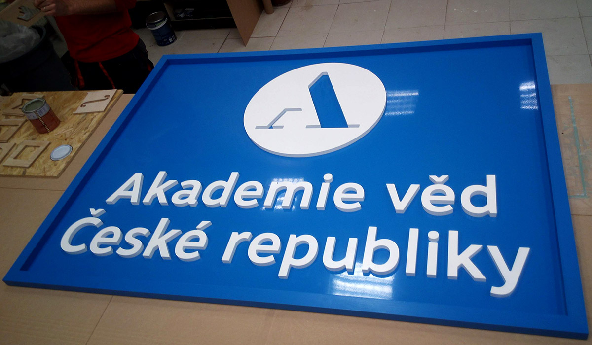 Venkovní vělké 3D logo Akademie věd České republiky, vyfrézované z MDF desky lepené na komaxitovaný plech.