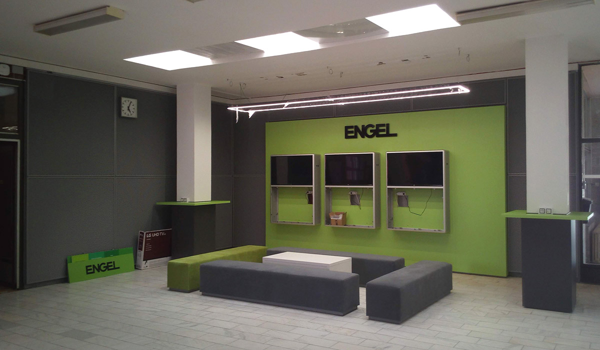 Realizace showroomu firmy Engel ve vstupní hale střední školy ve Velešíně