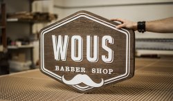 Exteriérové 3D reliéfní logo barber shopu Wous v Českých Budějovicích vyrobené z masivní smrkové spárovky a Forex desky.