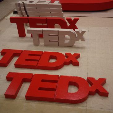 Výroba navigačních směrovek pro TEDx Budweis 2019