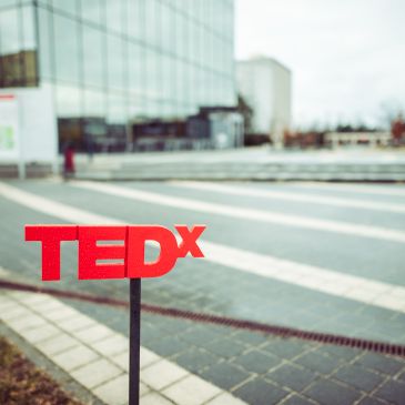 Navigační směrovky TEDx Budweis 2019